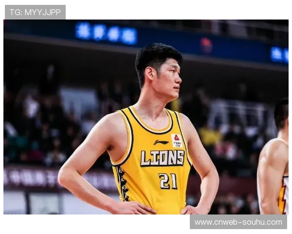 小球迷举牌致敬胡金秋，暖心互动成赛场面面